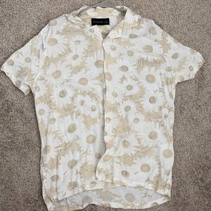 Abercrombie & Fitch Beige and White Floral Short-Sleeve Button-Down Shirt
